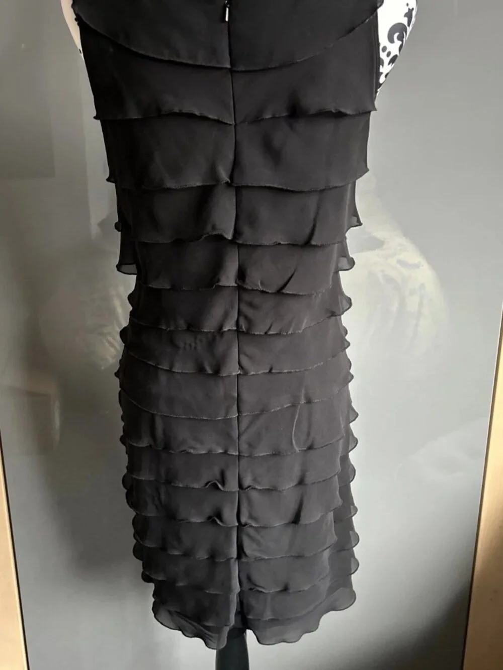 Black dress reaching down to the knees - Picture 5 of 7